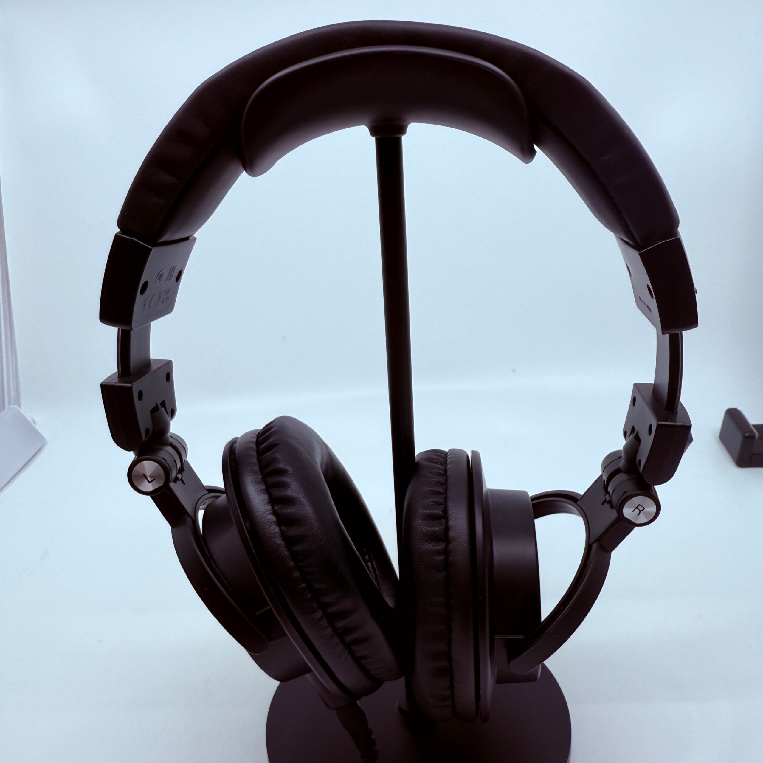 목재 헤드폰 거치대에 걸린 ATH-M50x 모습